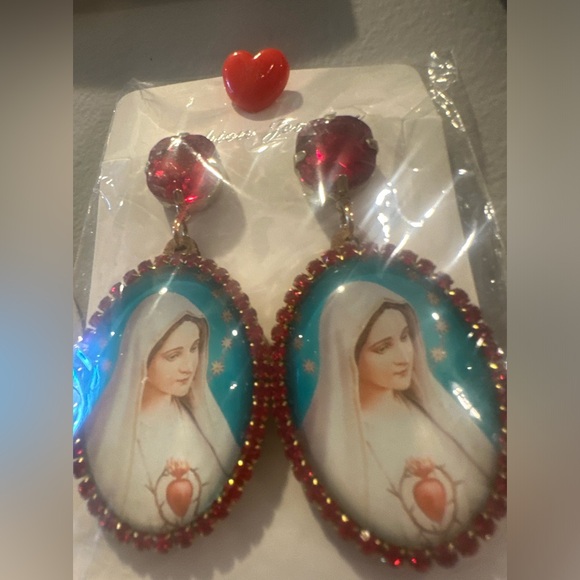 Mother Mary sacred heart drop earrings - Picture 3 of 6